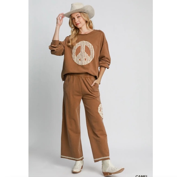 "The Brielle" TOP Caramel Peace Lace Applique Long Sleeve Top - Picture 4 of 4